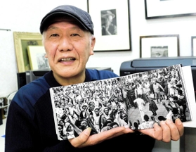 写真集「闘争の時代」を出版した前田春人さん＝明石市内