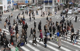 緊急事態宣言が解除される前日も、多くの買い物客らが訪れた神戸・元町＝２８日午後、神戸市中央区（撮影・吉田敦史）