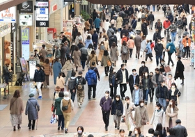 緊急事態宣言の解除を前に、マスク姿の買い物客らが行き交った三宮センター街＝２８日午後、神戸市中央区三宮町１（撮影・吉田敦史）