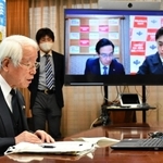 大阪、京都との３府県テレビ会議で発言する兵庫県の井戸敏三知事（左）＝１日午後、神戸市中央区、県庁（撮影・藤井伸哉）