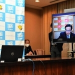 大阪、京都との３府県テレビ会議で発言する兵庫県の井戸敏三知事（左）＝１日午後、神戸市中央区、県庁（撮影・藤井伸哉）