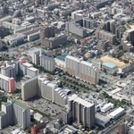 神戸市内の全住宅約８２万戸中のうち４分の１近くを占める分譲マンション。適正な管理を促すため、市は全国初の制度をスタートさせた＝２０２０年８月、同市東灘区