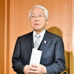 緊急事態宣言が延長されることについて質問に答える井戸敏三知事＝２日夕、兵庫県庁