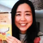 「スマホ脳」を翻訳した久山葉子さん。日本の学生に「さまざまなジャンルの本を読んで」とアドバイスする＝スウェーデンの自宅（ビデオ会議アプリ「Ｚｏｏｍ」より）