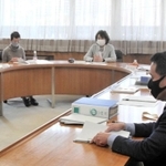 体罰を刑事告発する指針について話し合った宝塚市教育委員会会議＝４日午後、宝塚市役所