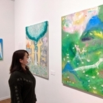 天使やエデンの園をモチーフにした作品が並ぶ「寺門孝之展」会場＝西脇市岡之山美術館