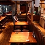 夕刻になっても来客がない大型の居酒屋。１日６万円の協力金だけでは店の固定費を賄えない＝３日、神戸市中央区（撮影・中西幸大）