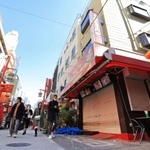 緊急事態宣言の延長決定から初の週末。神戸・南京町では、シャッターが下りたままの飲食店があり、営業する店では店員が懸命に客を呼び込んだ＝６日午後、神戸市中央区（撮影・吉田敦史）