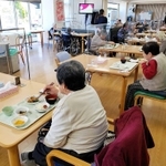 これまで感染者を出していない由良総合福祉センター。感染防止のため、デイサービスの利用者は仕切り板が置かれた机で食事をする＝洲本市由良
