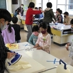 下級生のためにマスクを作る６年生の児童ら＝三田市弥生が丘２、弥生小学校（同校提供）