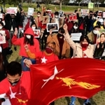 ミャンマー国軍によるクーデターに抗議するため、関西などに住むミャンマー人ら約５００人が７日、神戸市中央区の公園に集まった。拘束されたアウン・サン・スー・チー氏の写真などを手に早期解放を訴えた＝７日午後、神戸市中央区小野浜町、みなとのもり公園（撮影・中西幸大）