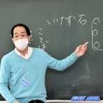 仁川学院高校で裁判での言葉遣いなどを教える札埜和男さん＝西宮市甲東園２