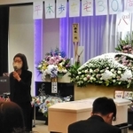 「生きることの意味を教えてくれた」と話す喪主の美代子さん（左）＝尼崎市内