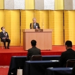神戸新聞特別販売店大会であいさつする神戸新聞社の高梨柳太郎社長＝ホテルオークラ神戸