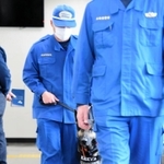 表彰式に出席するクレバ号＝１２日午前、神戸市中央区吾妻通５、兵庫県警葺合署（撮影・中西幸大）