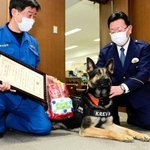表彰式に出席し、賞状を受け取ったクレバ号＝１２日午前、神戸市中央区吾妻通５、兵庫県警葺合署（撮影・中西幸大）