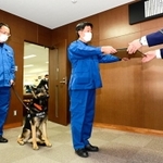 表彰式に出席するクレバ号＝１２日午前、神戸市中央区吾妻通５、兵庫県警葺合署（撮影・中西幸大）