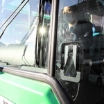 神戸市バスの先頭に取り付けられた警報装置のカメラ。歩行者や車両の接近を検知すると、運転席で警報音が鳴る＝神戸市兵庫区御崎町１