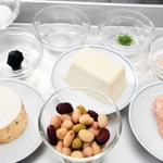 【山芋で食物繊維を摂取】材料のつなぎとして、脂質の多いチーズの代わりに、食物繊維が豊富な山芋を使う。