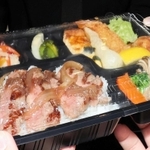 ドライブスルーで提供されるポートピアホテルの豪華グルメ弁当