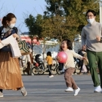 陽気に誘われ、薄着で遊ぶ親子連れ＝１３日午後、神戸市中央区波止場町