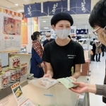 【現在】笑顔で東北の物産を販売する小島汀さん＝２０２０年１１月１３日、名古屋市、ジェイアール名古屋タカシマヤ（撮影・鈴木雅之）