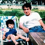 【幼少期】芦屋川沿いで撮影された小島汀さんと、父謙さんの写真（小島汀さん提供）