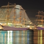 ２隻そろって電飾する練習帆船「海王丸」（左）と「日本丸」＝１５日夜、神戸市中央区波止場町