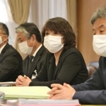 会見する宝塚市教育委員会の森恵実子教育長（右から２人目）＝１５日午後、宝塚市役所（撮影・風斗雅博）