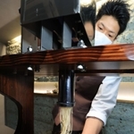 特注の機器で、栗クリームを絞り出し、つくる生モンブラン＝「くり松」神戸本店（撮影・斎藤雅志）