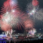 ２０１９年の「みなとこうべ海上花火大会」の様子