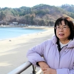 津波が押し寄せた海岸の近くに立つ村上洋子さん。「穏やかな海が、あの日は違った」＝岩手県釜石市鵜住居町