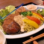 ゴルフ場をイメージしたメニュー。ラフには西脇・黒田庄和牛のカツバーグを置いた＝和空間喫茶夢郷