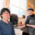 パン工場に併設したカフェで、話をする澤口和彦さんと玉枝さん＝岩手県釜石市鵜住居町