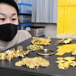 専門店に持ち込まれた金製品。金価格の高騰に伴い、買い取り総額は増えているという＝姫路市飾磨区恵美酒、エコリング本社
