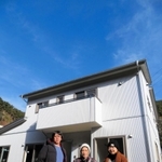 東日本大震災から１０年を前に、再建がかなった澤口夫妻の自宅＝岩手県釜石市両石町