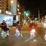 バイクで暴走する少年ら＝２０１９年３月、神戸市東灘区（兵庫県警提供）