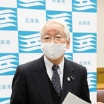 緊急事態宣言の解除を国に要請した後、取材に応じる兵庫県の井戸敏三知事＝２３日午後、兵庫県庁