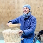実演で茅葺きの椅子を作る相良育弥さん＝東京都渋谷区