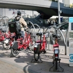 ウーバーイーツなどの宅配サービスでも、電動自転車は便利な“足”に－。想定外の利用が広がる「コベリン」の三宮駅前サイクルポート＝神戸市中央区三宮町１