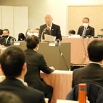 関西広域連合の会合で発言する、兵庫県の井戸敏三知事＝大阪市北区中之島６