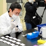 ＰＣＲ検査の様子。兵庫県内の高齢者施設では、予防的な観点での検査が進められている＝２０２０年１２月、西宮市甲子園九番町、武庫川女子大学