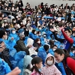 最後のイルカライブが終わり、手を振るスタッフらに拍手を送る観客たち＝２８日午後、神戸市須磨区若宮町１、須磨海浜水族園（撮影・秋山亮太）