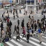 緊急事態宣言が解除される前日も、多くの買い物客らが訪れた神戸・元町＝２８日午後、神戸市中央区（撮影・吉田敦史）