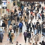 緊急事態宣言の解除を前に、マスク姿の買い物客らが行き交った三宮センター街＝２８日午後、神戸市中央区三宮町１（撮影・吉田敦史）