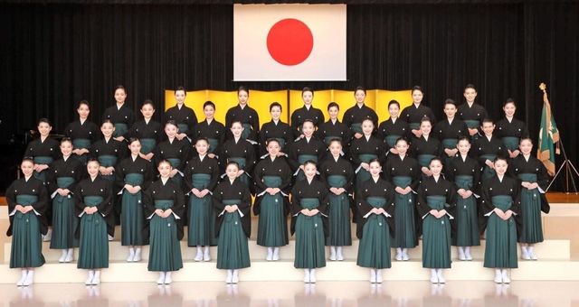 晴れやかな表情で卒業式に臨んだ１０７期生＝宝塚市武庫川町（宝塚音楽学校提供）
