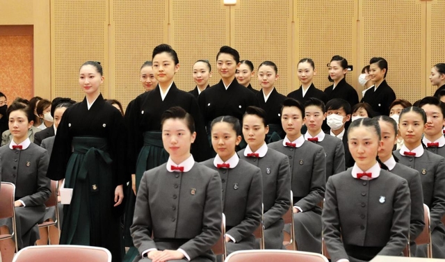 晴れやかな表情で卒業式に臨んだ１０７期生＝宝塚市武庫川町（宝塚音楽学校提供）