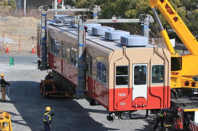 大型のクレーンでつり上げられた車両＝４日午前、西宮市高須町２