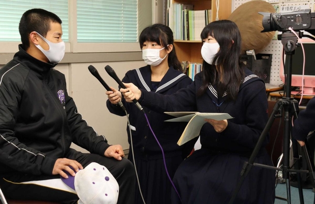 （左から）原正宗主将に取材する放送部の兼石美凰さん、三宅菜々美さん＝東播磨高校