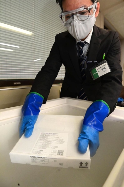 到着したワクチンを超低温冷凍庫に入れる神戸市職員＝５日午前、神戸市中央区雲井通５、中央区役所（撮影・秋山亮太）